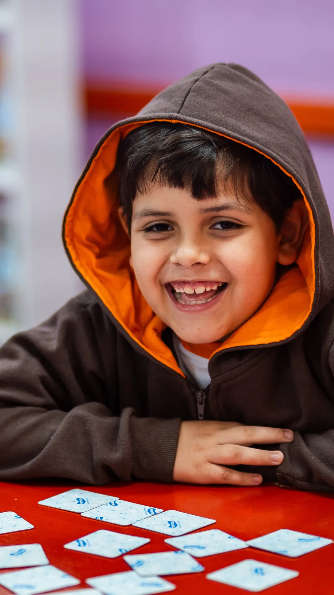 Criança sorrindo durante a atividade em sala