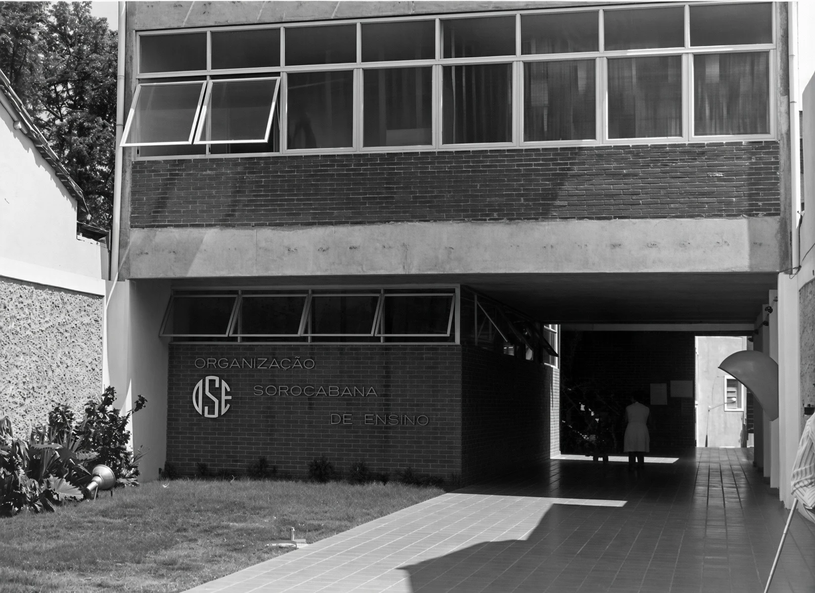 A entrada do Colégio OSE na Rua da Penha em 1980, com o letreiro Organização Sorocabana de Ensino sobre o muro de tijolos