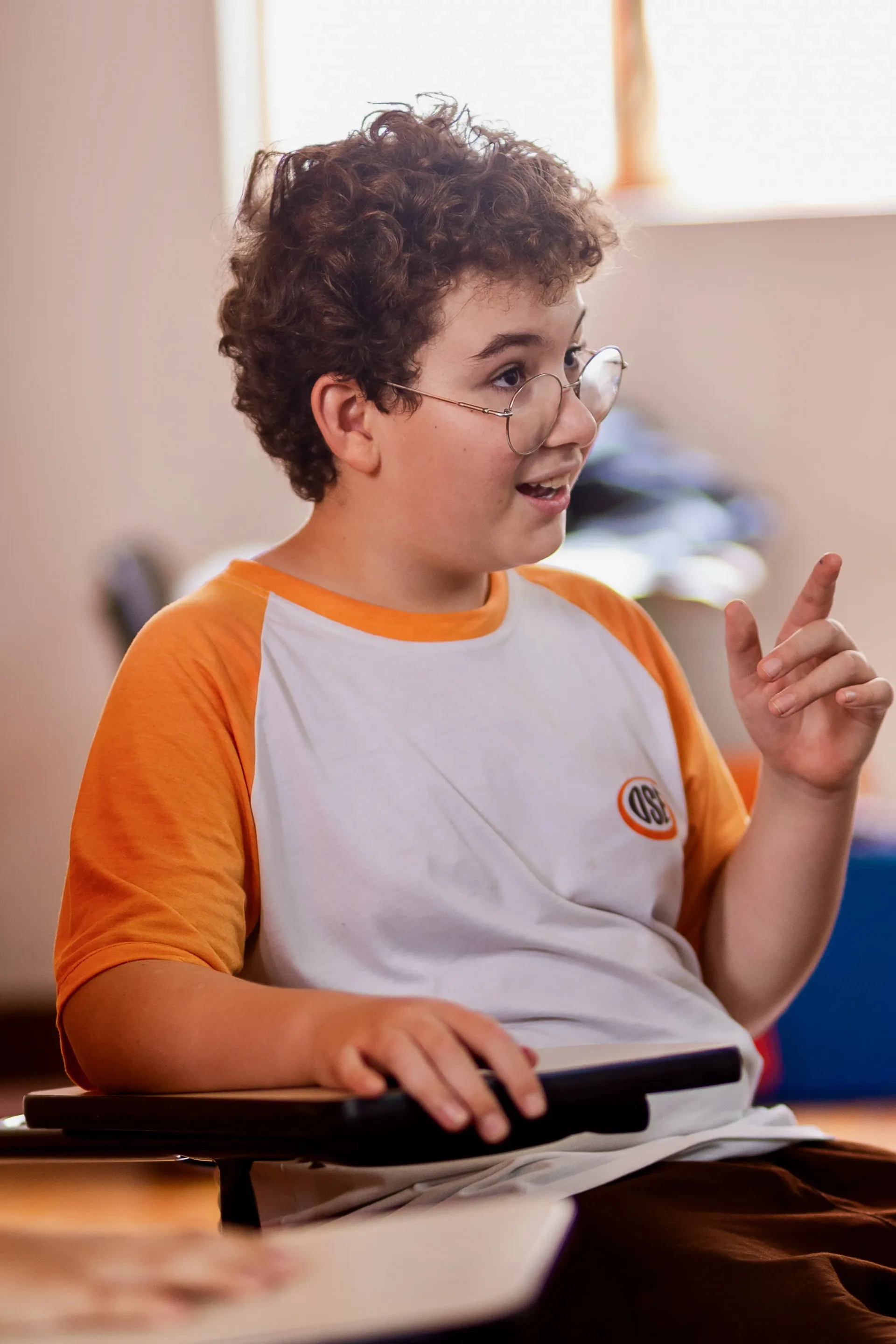 Aluno gesticulando durante a atividade em sala