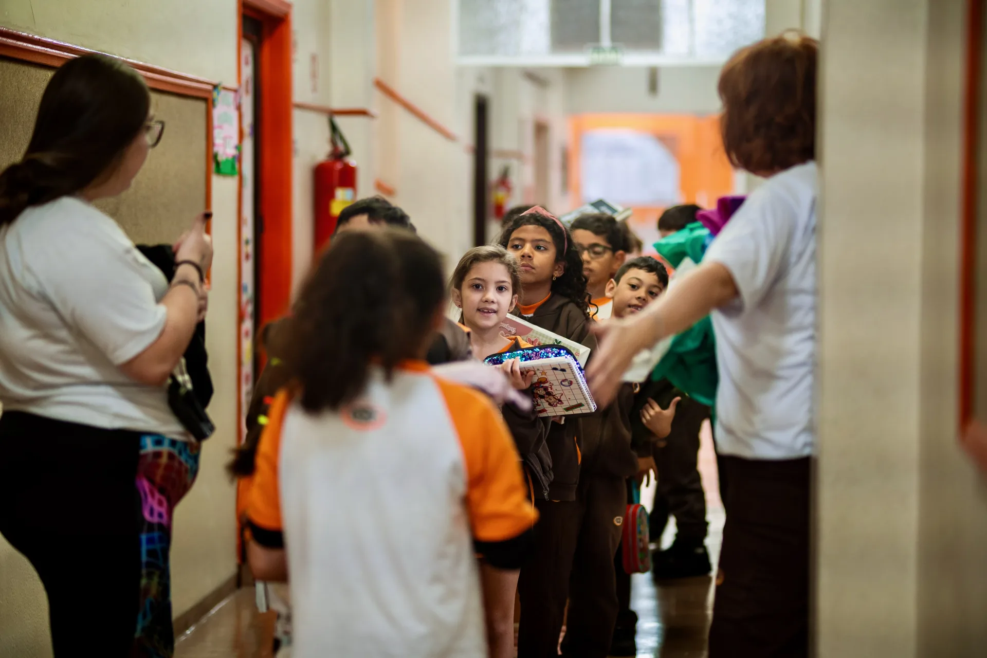 Alunos no corredor do Colégio OSE entre as aulas