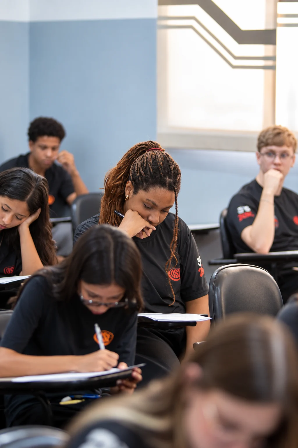 Turma do Ensino Médio de uniforme durante a prova em sala