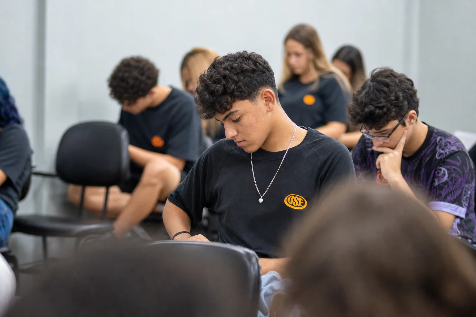 Estudantes do Ensino Médio de uniforme durante a atividade em sala
