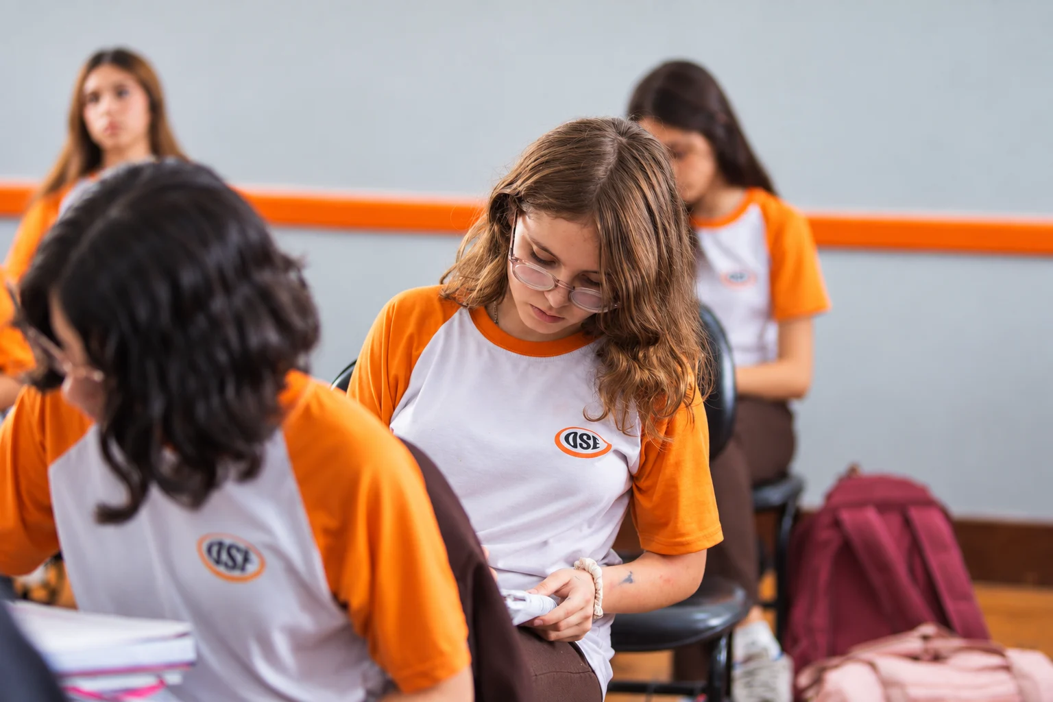 Aluna do Ensino Médio acompanhando a aula