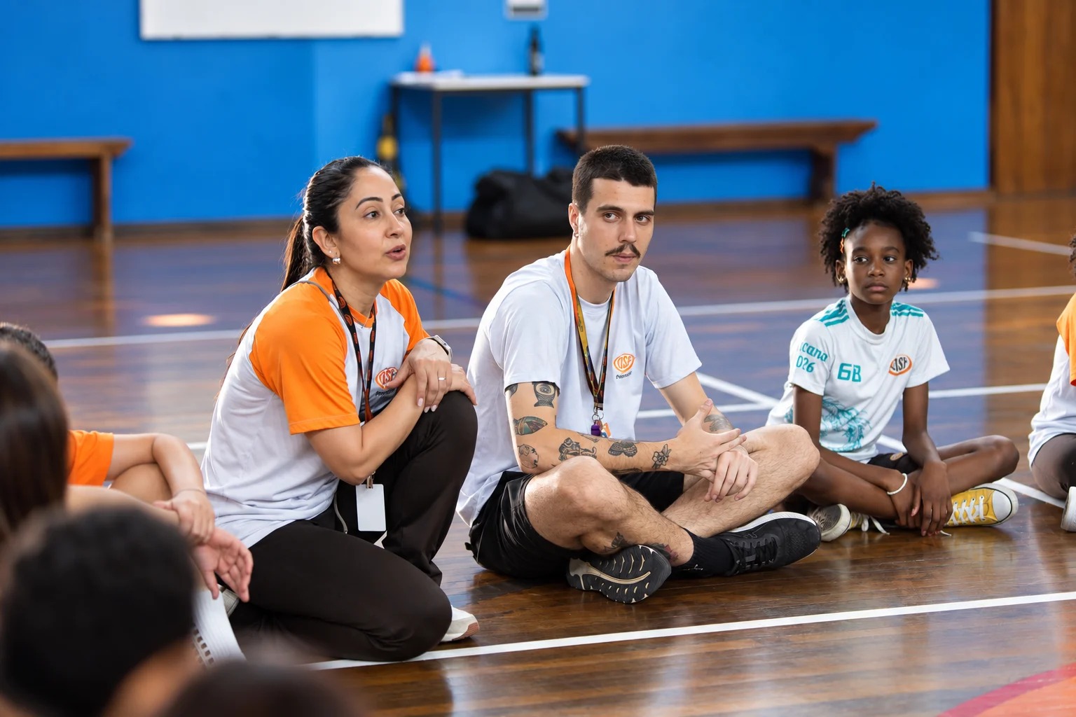 Aluno cumprimentando uma educadora da escola